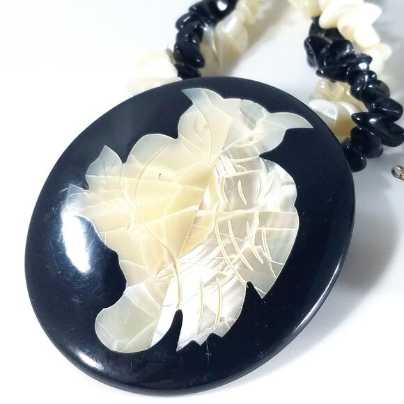 Vintage Mother of Pearl Owl Pendant Necklace Black Lucite & Shell Beads 1970s - Picture 2 of 8